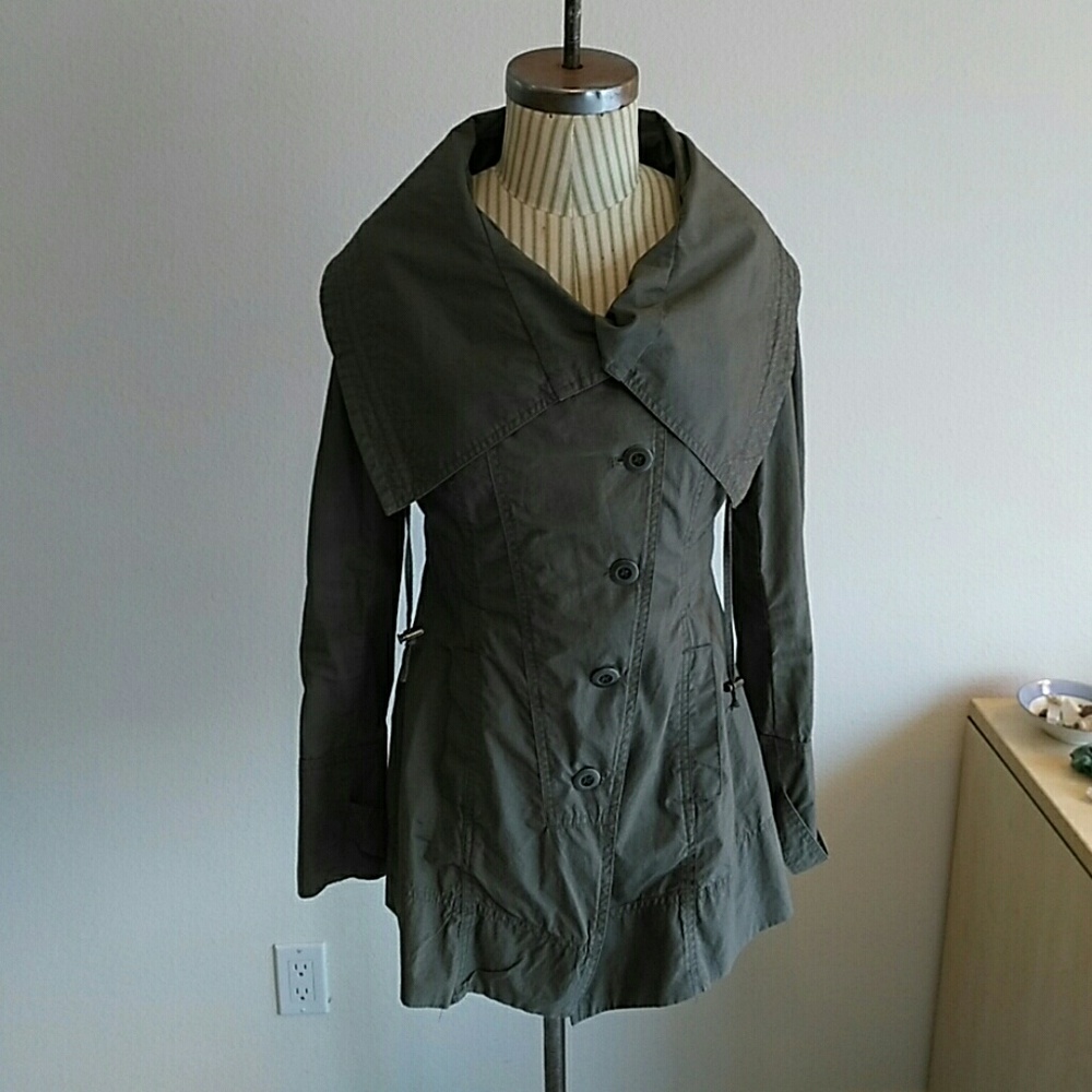 Green wide collar very thin coat